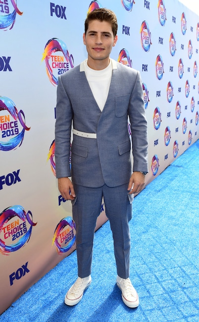 rs_634x1024-190811172715-634-Gregg-Sulkin-2019-Teen-Choice-Awards-Arrivals Top Ten dei look ai Teen Choice Awards 2019